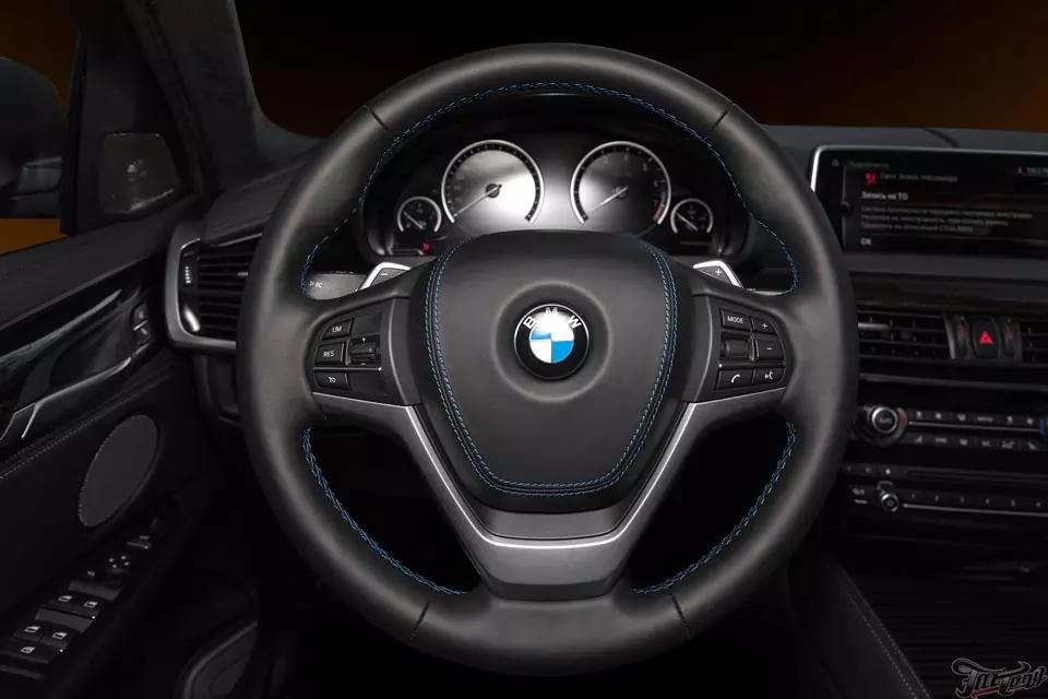 BMW X6. Пошив дизайнерского потолка, руля и установка цветных ремней безопасности!